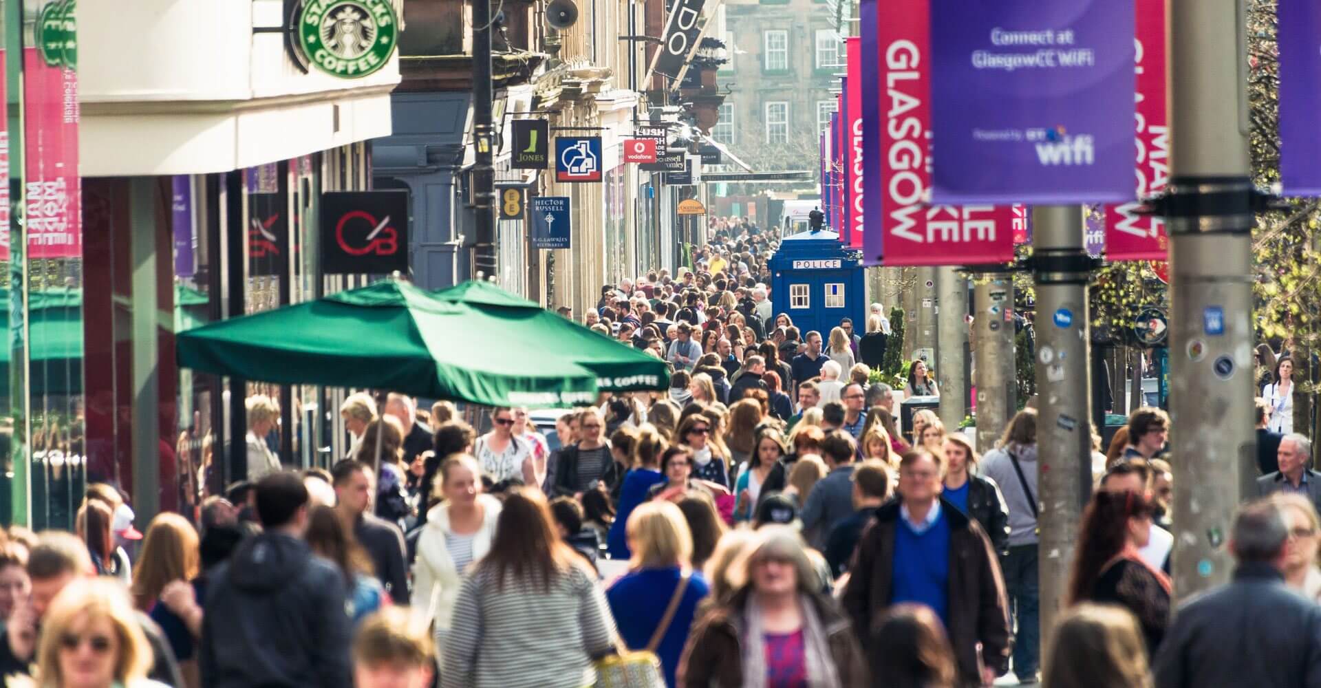 A busy sidewalk shows people bustling about their day, outlook shows bright for growth